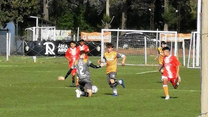 Uno de los duelos que D10 jugó ante Berazategui..