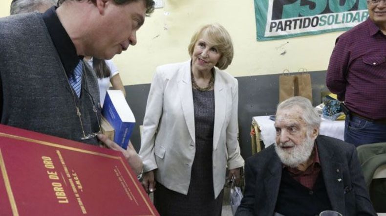 HISTORIA. Osvaldo Bayer dejó su firma en el Libro de Oro de la Escuela Técnica..