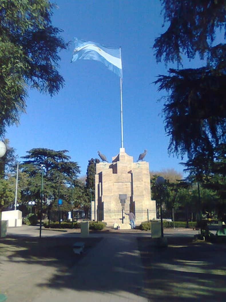 Está ubicado en la Plaza Manuel Belgrano. (blogspot.com).