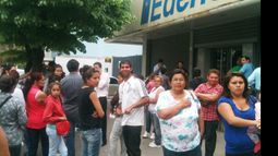 Movilización. Los vecinos, ayer, frente a las oficinas de Edenor, en el centro..