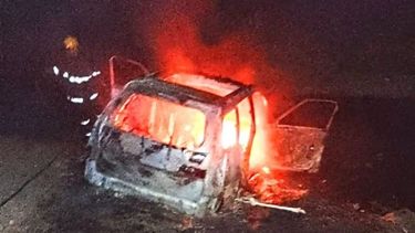 El auto fue hallado en llamas por los vecinos. Foto @pilaradiario.