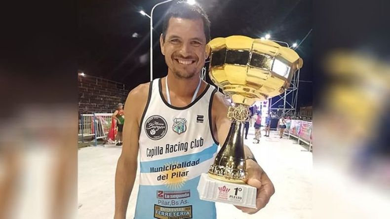 PODIO. Cena con su copa tras ganar la división 30-39..