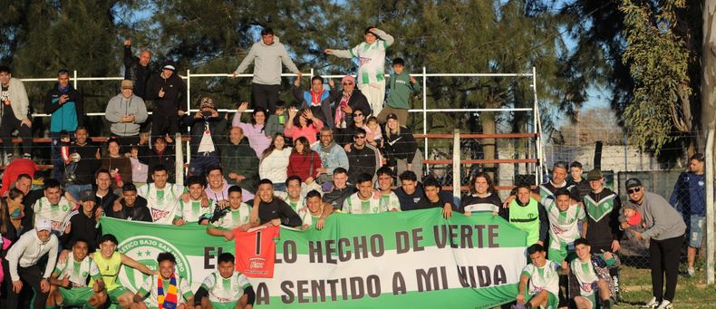 HINCHADA. Los jugadores de Bajo San Isidro posan con la tribuna de fondo festejando el ascenso.