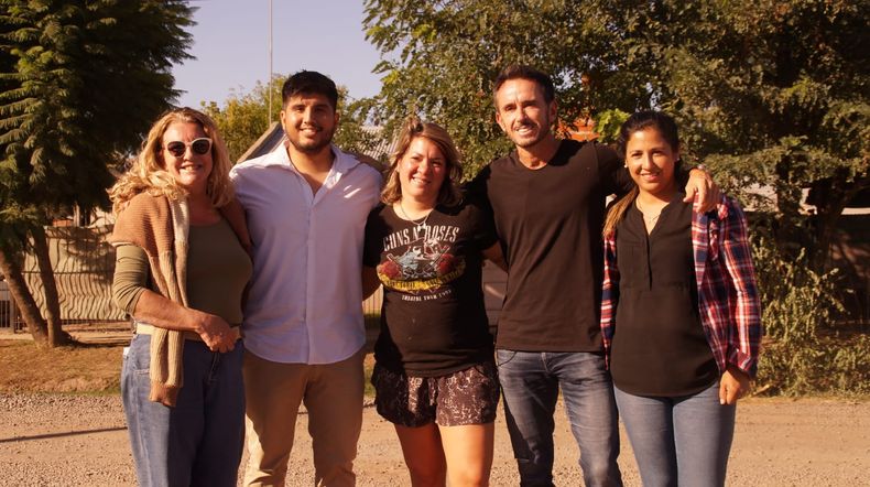 EN LA PLAZA. Rucci y Neuspiller plantaron árboles en Derqui.