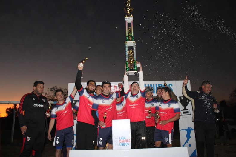 SEGUNDO. Los Amigos exhiben orgullosos el trofeo por el subcampeonato.