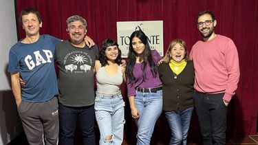 El elenco de Volver, una paradoja argentina, este viernes en Torrente.