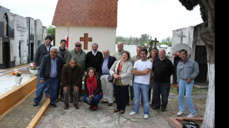 Dirigentes y afiliados radicales en el homenaje de ayer en el cementerio local..