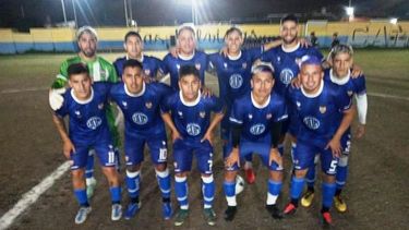 EQUIPO. El once titular de Metalúrgico que logró un valioso triunfo en La Plata.