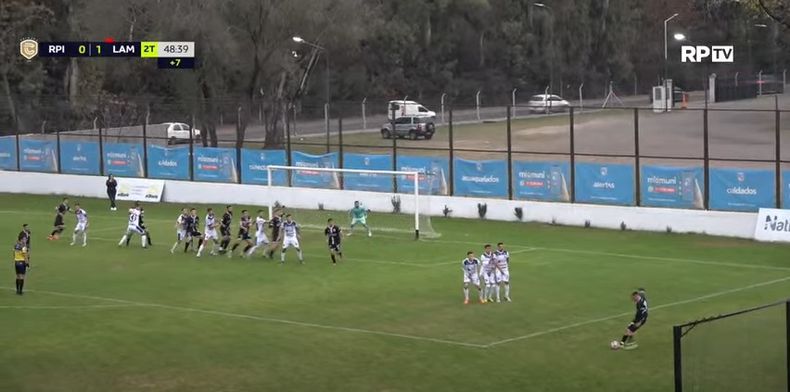 ¿OFF-SIDE? Brian Martin (fondo a la izq.) comienza la carrera habilitado ante el centro de Federico Coronel. Después le anularían el gol por posición adelantada.