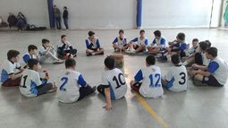 TERCER TIEMPO. Las chicos de la Sub 13 de Muni y Casañas compartieron la merienda. .