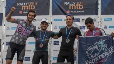 PODIO. Lautaro Andorno (3º en la foto) con la medalla de ganador del Rally Serie.
