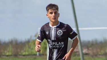 Uno de los mejores jugadores juveniles de @PilarFutbolC. Luciano Gallo, de la 5ª División. Inteligente, metedor y con una gran técnica. Golazo hoy en la victoria en Ituzaingó. Es momento de ir subiéndolo. No digan que no les avisé. Roberto66 / @RoberSGallo.