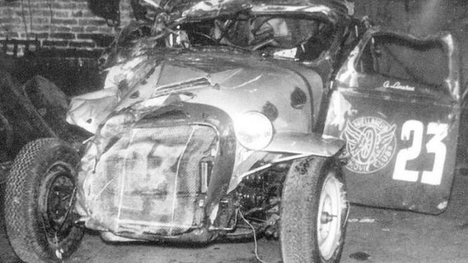 FORD. Así quedó el auto de Alberto Logulo tras chocar con la empalizada..
