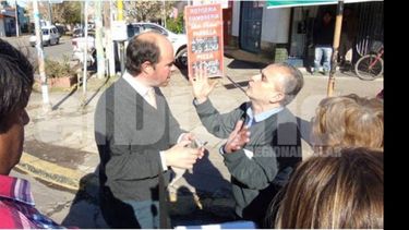 ACALORADO. Reclamo de un vecino al secretario de Obras Públicas..