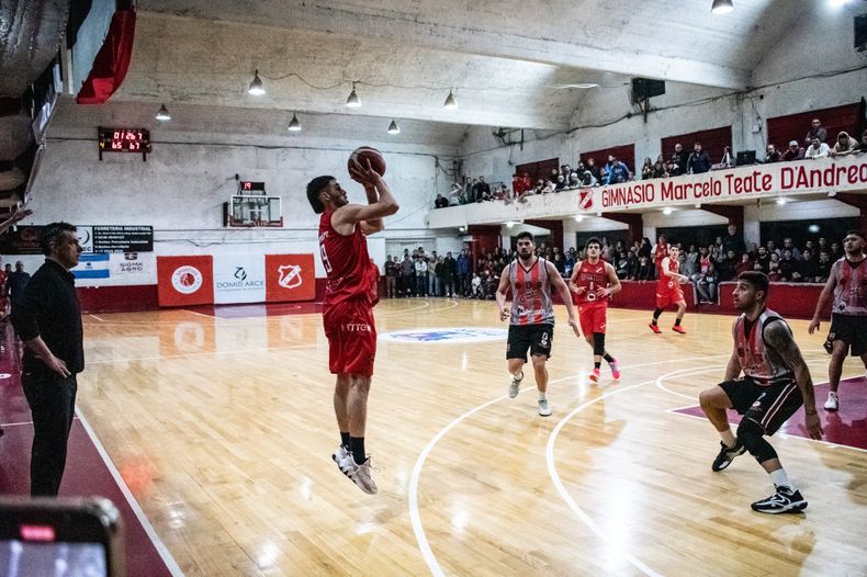 EN EL AIRE. Sportivo celebró una gran victoria en un gimnasio colmado.&nbsp;