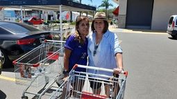 DE COMPRAS. En el supermercado, Bullrich saludó y se sacó fotos con seguidores locales. .