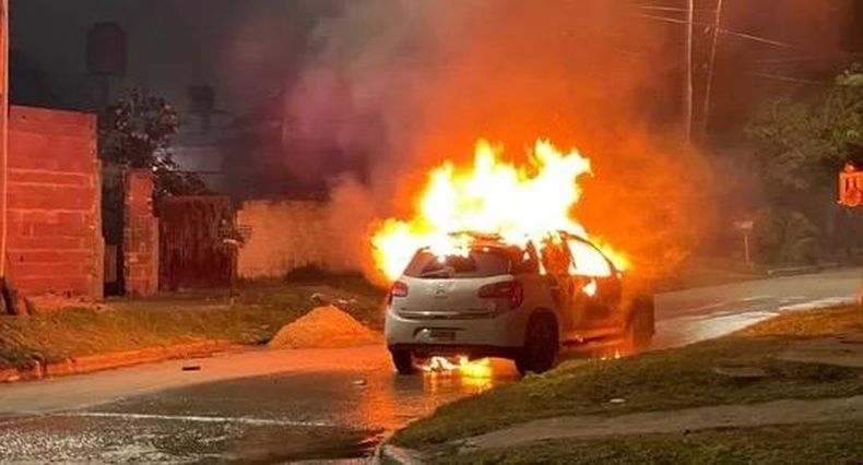CITROËN EN LLAMAS. Los cuerpos fueron encontrados en un auto prendido fuego.