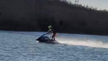 El jet ski es una de las principales atracciones de las playas ubicadas sobre la calle Frondizi. .