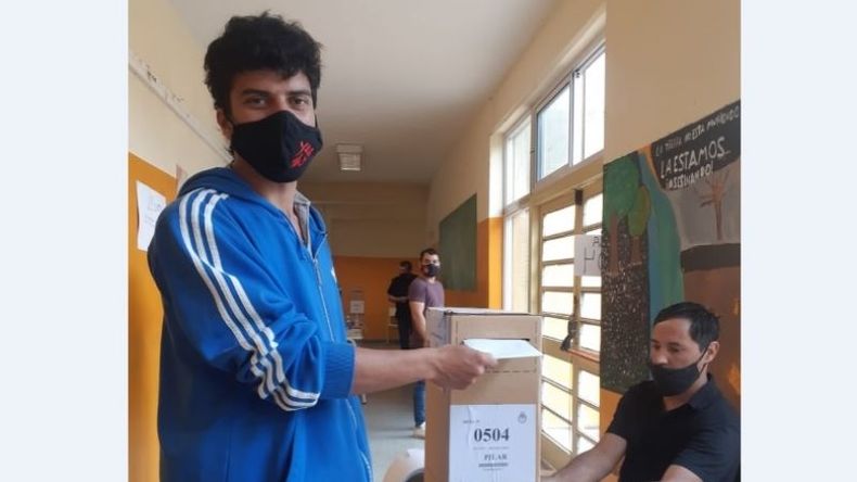 CUARTA FUERZA. Battistessa emitiendo su voto en la Escuela Nº 38 de Del Viso..