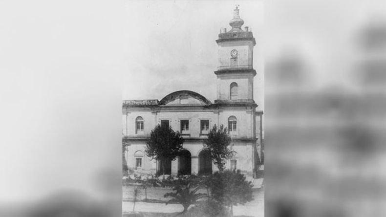 Imagen de la Parroquia Nuestra Señora del Pilar en el año 1919. Al año siguiente se le agregó la segunda torre, además de modificar el estilo arquitectónico de su frente. .