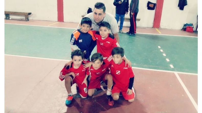 HÉROES. La 2010 ganó su encuentro con un jugador menos..