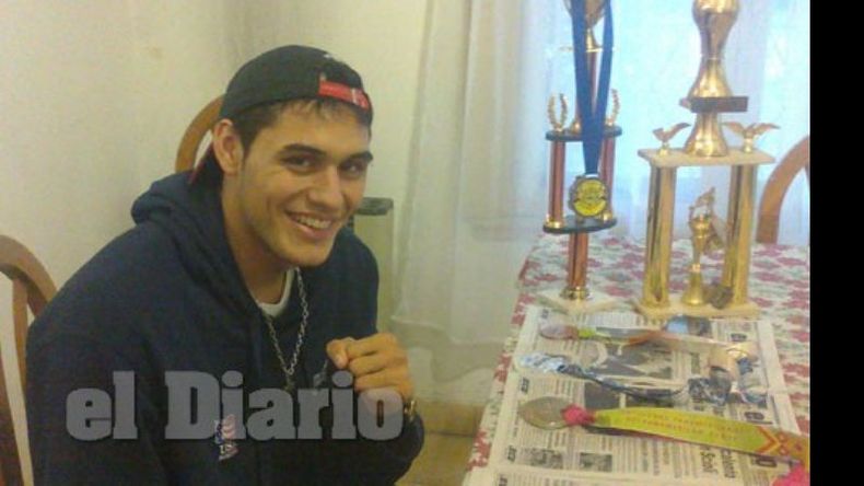 Yamil, con sus medallas, trofeos y los recortes de El Diario Regional de Pilar que guarda prolijamente..