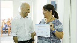 DIPLOMA. Ducoté reconoció el trabajo de María Elba Cerzosimo..