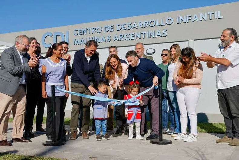 CORTE DE CINTA. Federico Achával, con Gabriel Katopodis y Victoria Tolosa Paz, en la inauguración del CDI San Alejo.