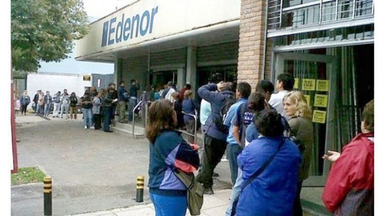 UN CLÁSICO. Las colas de Edenor, en el centro de Pilar. .