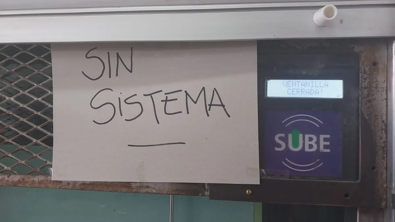 SIN SISTEMA: Estaciones de trenes y kioscos no brindan servicio de carga.