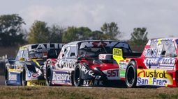 ENREDADO. Rossi batalló en el fondo del pelotón. .