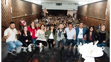 DEDOS EN V. Los dirigentes sobre el escenario del Lope de Vega..