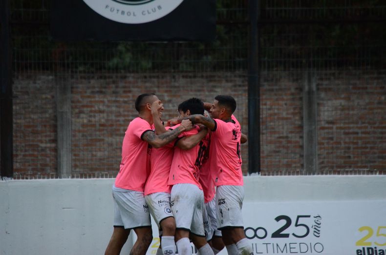 ABRAZO DE GOL. Los jugadores de Real Pilar festejan el triunfo ante Yupanqui que los pone cerca del octogonal.