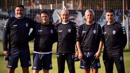 CUERPO TÉCNICO. El derquino Gustavo Zapata, a la derecha del cuerpo técnico de Pipo..