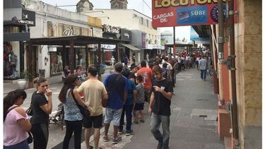 PEATONAL. La fila, ayer a la mañana dio la vuelta por Independencia. .
