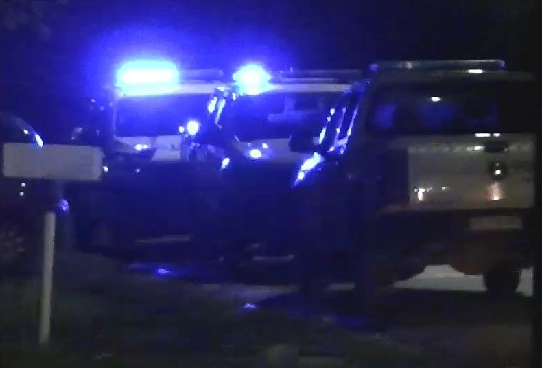 Varios móviles policiales llegaron a la casa de la calle Battaglia.