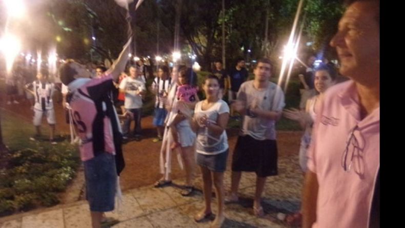 El banderazo del lunes, por la vuelta de Mansilla al club..