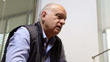 CAMBIO DE LOOK. Néstor Grindetti, cultor del chaleco, tuvo que elegir otro outfit.&nbsp;