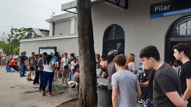 FILAS. Antes del verano, en Pilar hubo furor por la venta de pasajes de larga distancia.