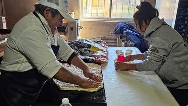 EN PLENA TAREA. En El Campito comen 200 personas. Además, hay talleres, huerta y tareas comunitarias.&nbsp; 