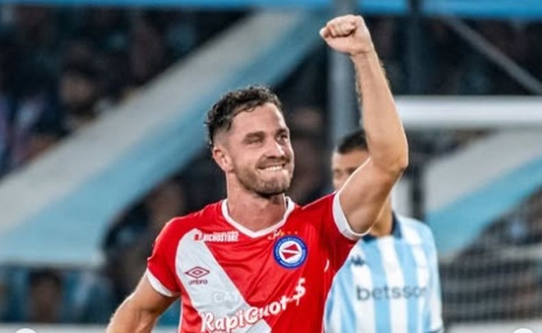 Tomás Molina celebra con el puño cerrado el 2-0 parcial de Argentinos Juniors.