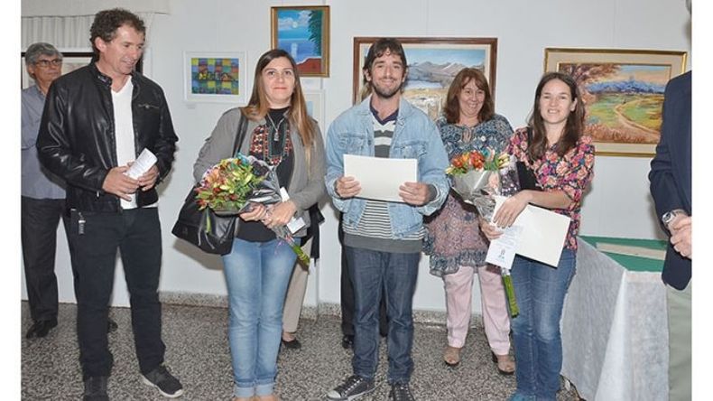 HOMENAJE. Familiares de María Elena Tropiano, rodeados por Silvio Bisognin y Nené Pirsch..