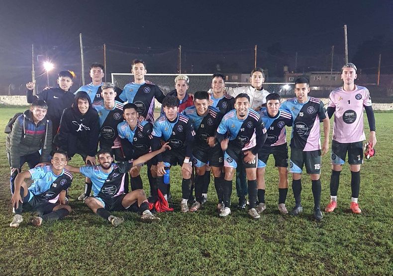 ILUSIÓN. El primer equipo de Pilar City ganó y le descuenta al puntero.