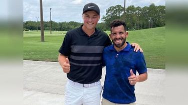 PROMESA E ÍDOLO. Abel Gallegos, fana de Boca, se sacó una foto con Carlitos en la cancha de golf. .