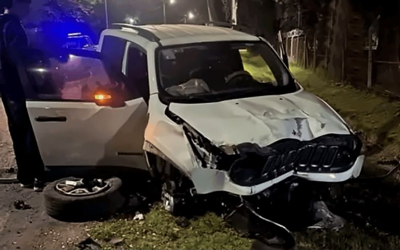 La camioneta sufrió importantes daños producto del violento choque.&nbsp;