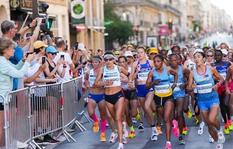 Daiana Ocampo encabeza uno de los pelotones del maratón olímpico de París.