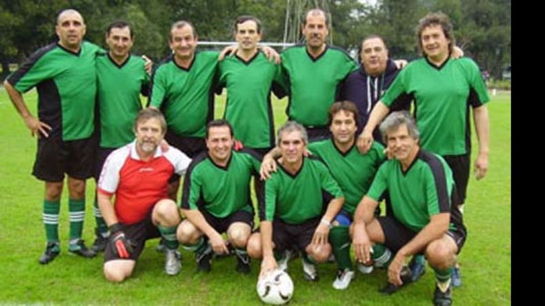 Los Robles bajó 3-2 a Las Condes y se prende en la pelea de Senior Max..