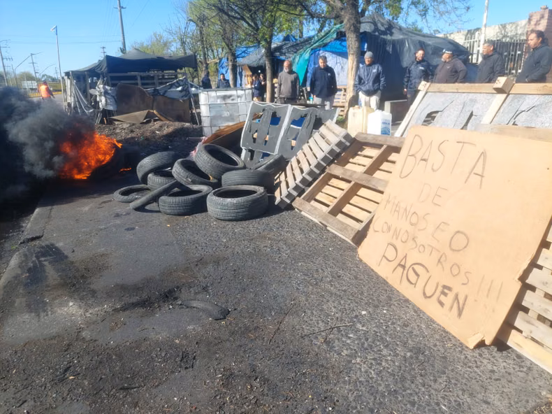 FUEGO. Los despedidos bloquearon este lunes la entrada a la fábrica.