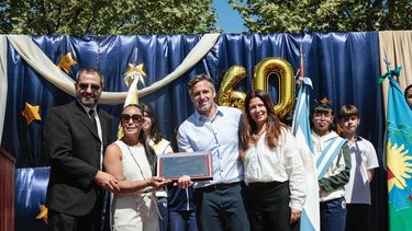 ACTO. Federico Ach´çaval entrega una placa recordatoria a las autoridades del colegio.