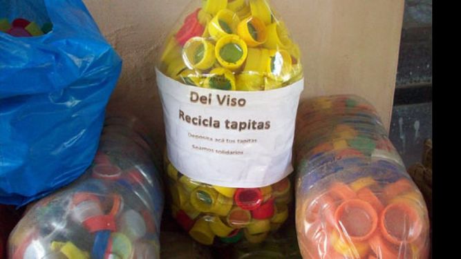 Las tapitas son depositadas en botellones dejados en los comercios..